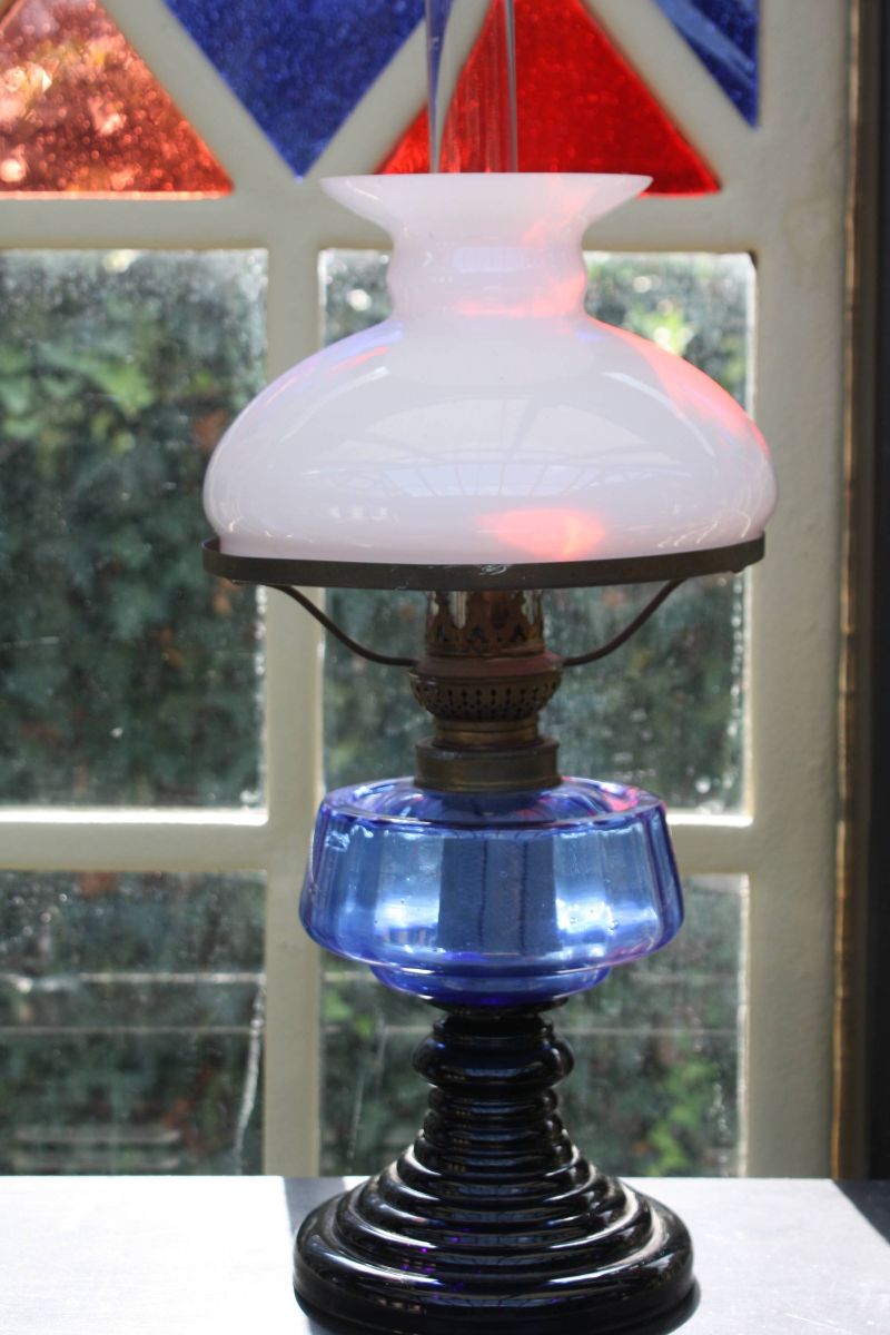 Kleine Petroleumlampe, blaues und schwarzes Glas, Höhe 45 cm