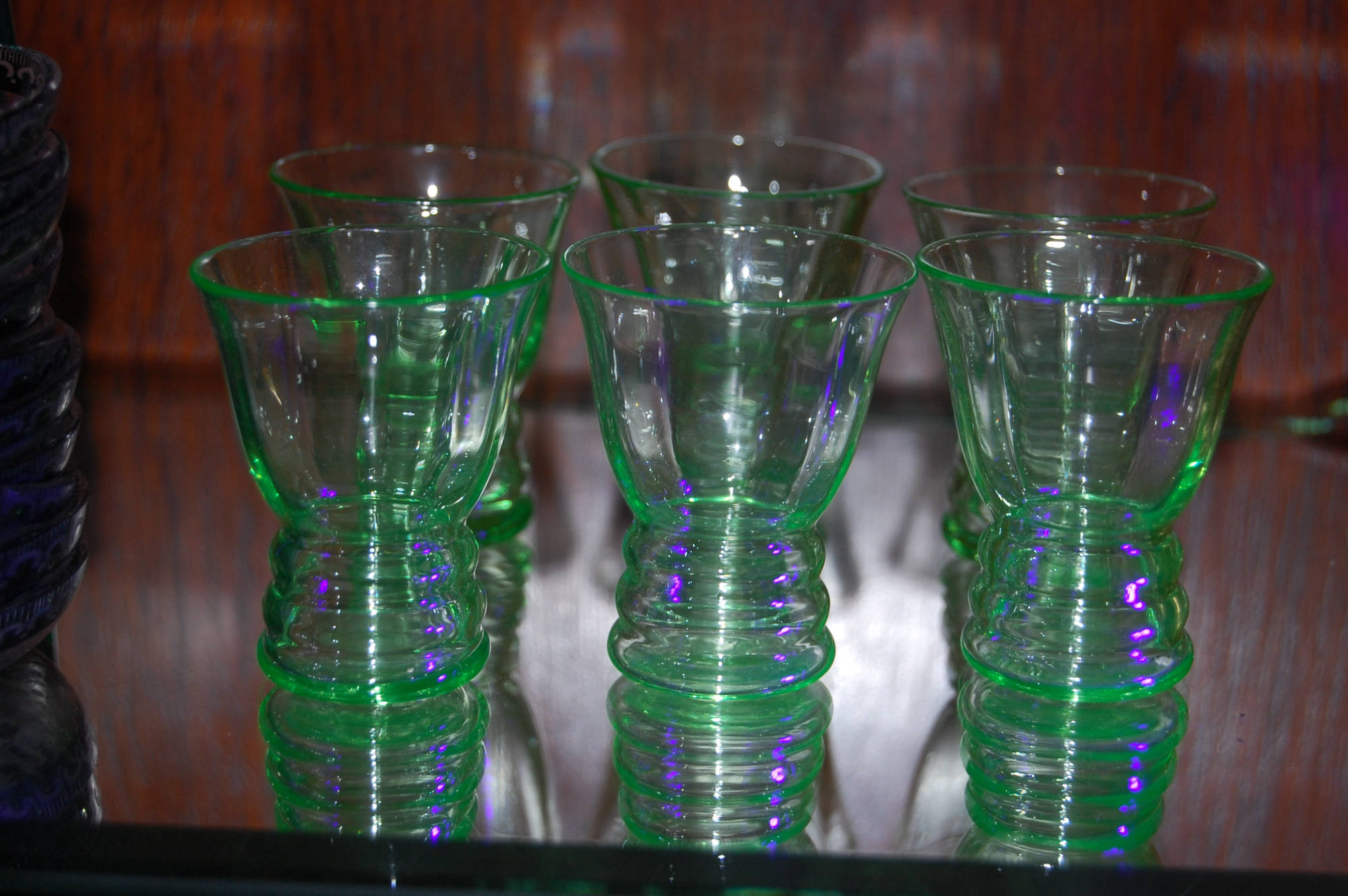 6 Uranglas Schnapsbecher, Anfang 20. Jh. Höhe 5,5 cm