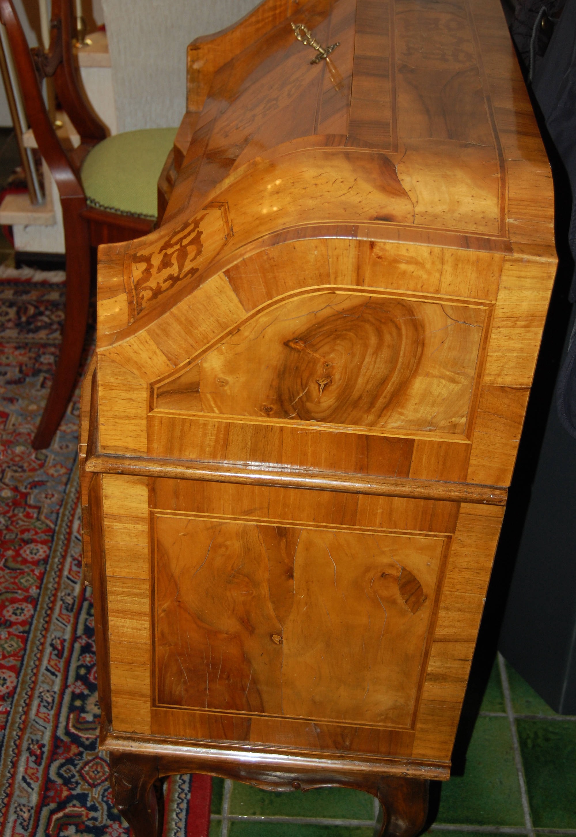 Kleiner Sekretär im Barockstil mit Intarsien, Höhe 94 cm, Breite 93 cm, Tiefe 39 cm