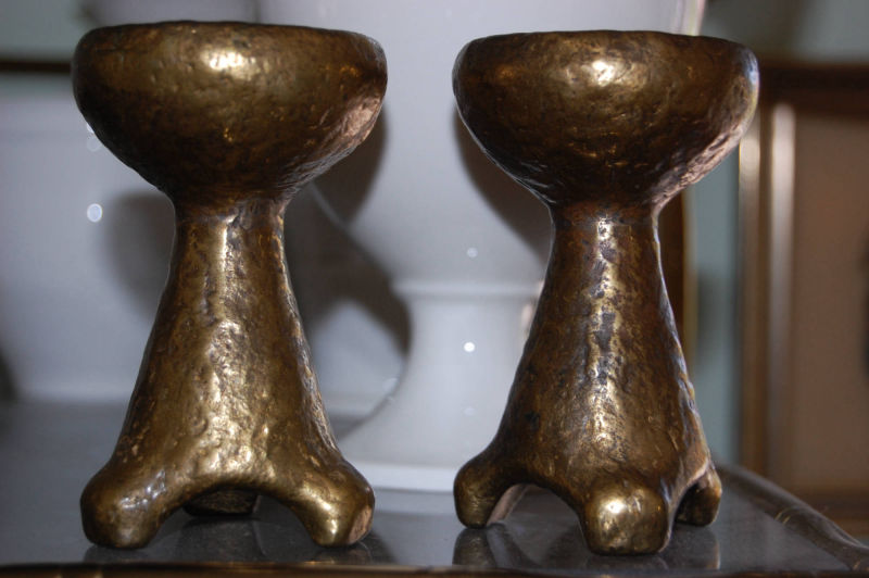 2 kleine brutalistische Messing Kerzenhalter 20. Jh., Höhe: 10,5 cm