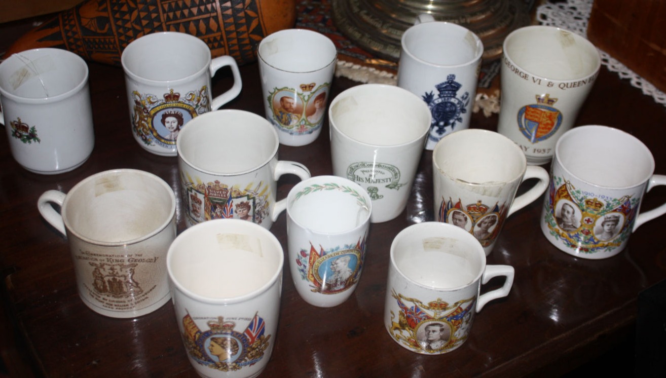 13 alte englische Andenken Becher, Kaffeebecher, Mugs, Monarchie Memorabilia