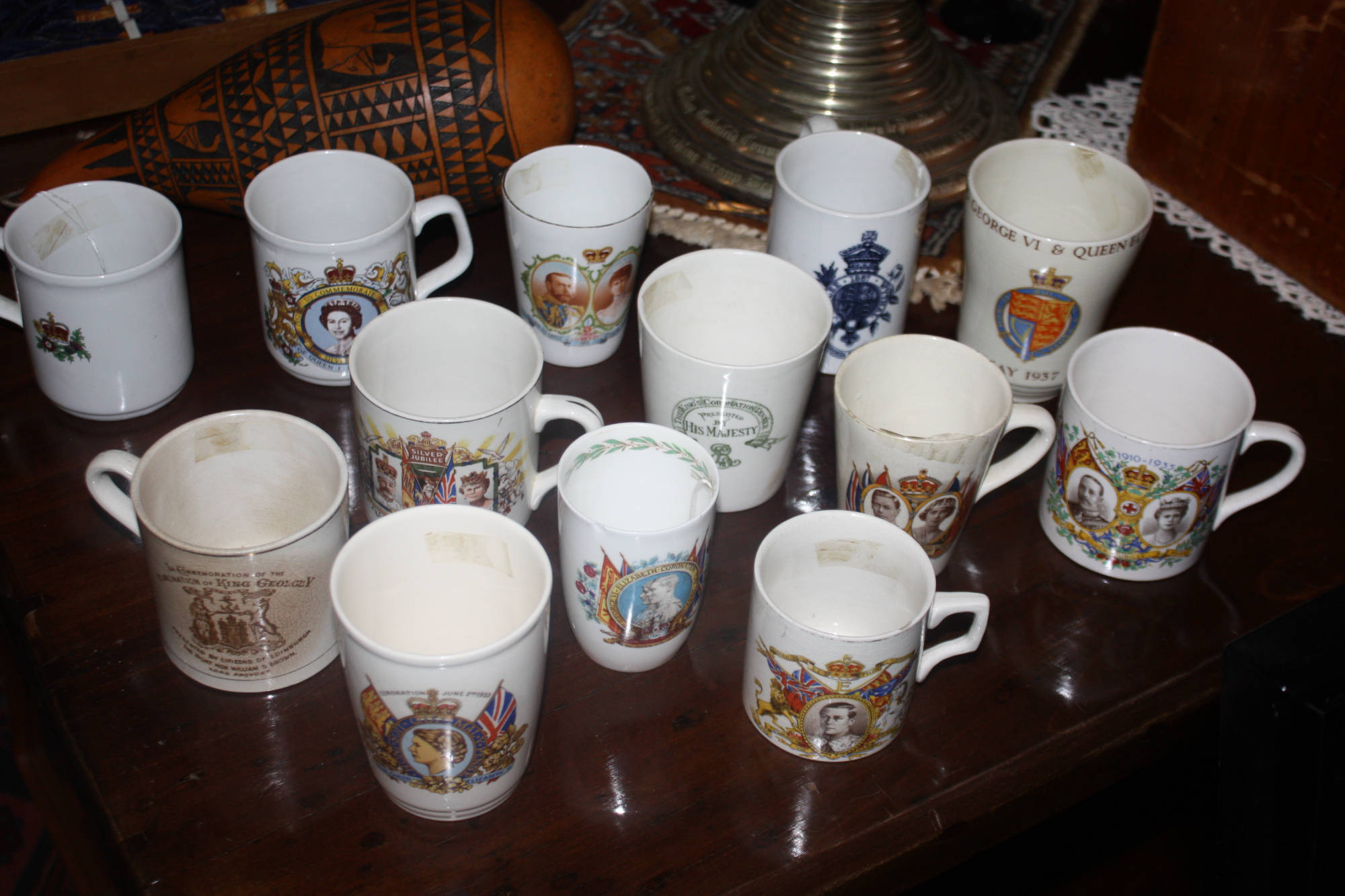 13 alte englische Andenken Becher, Kaffeebecher, Mugs, Monarchie Memorabilia