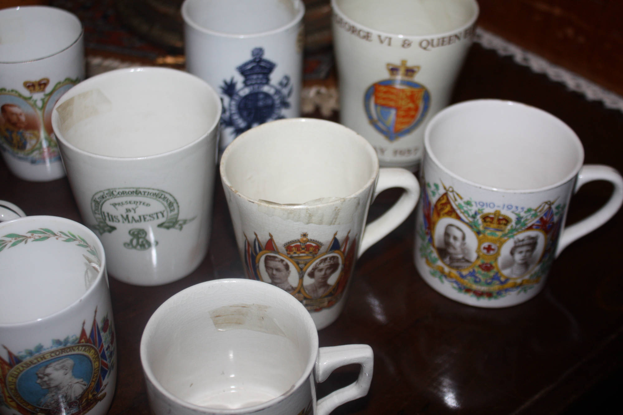 13 alte englische Andenken Becher, Kaffeebecher, Mugs, Monarchie Memorabilia