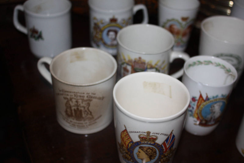 13 alte englische Andenken Becher, Kaffeebecher, Mugs, Monarchie Memorabilia