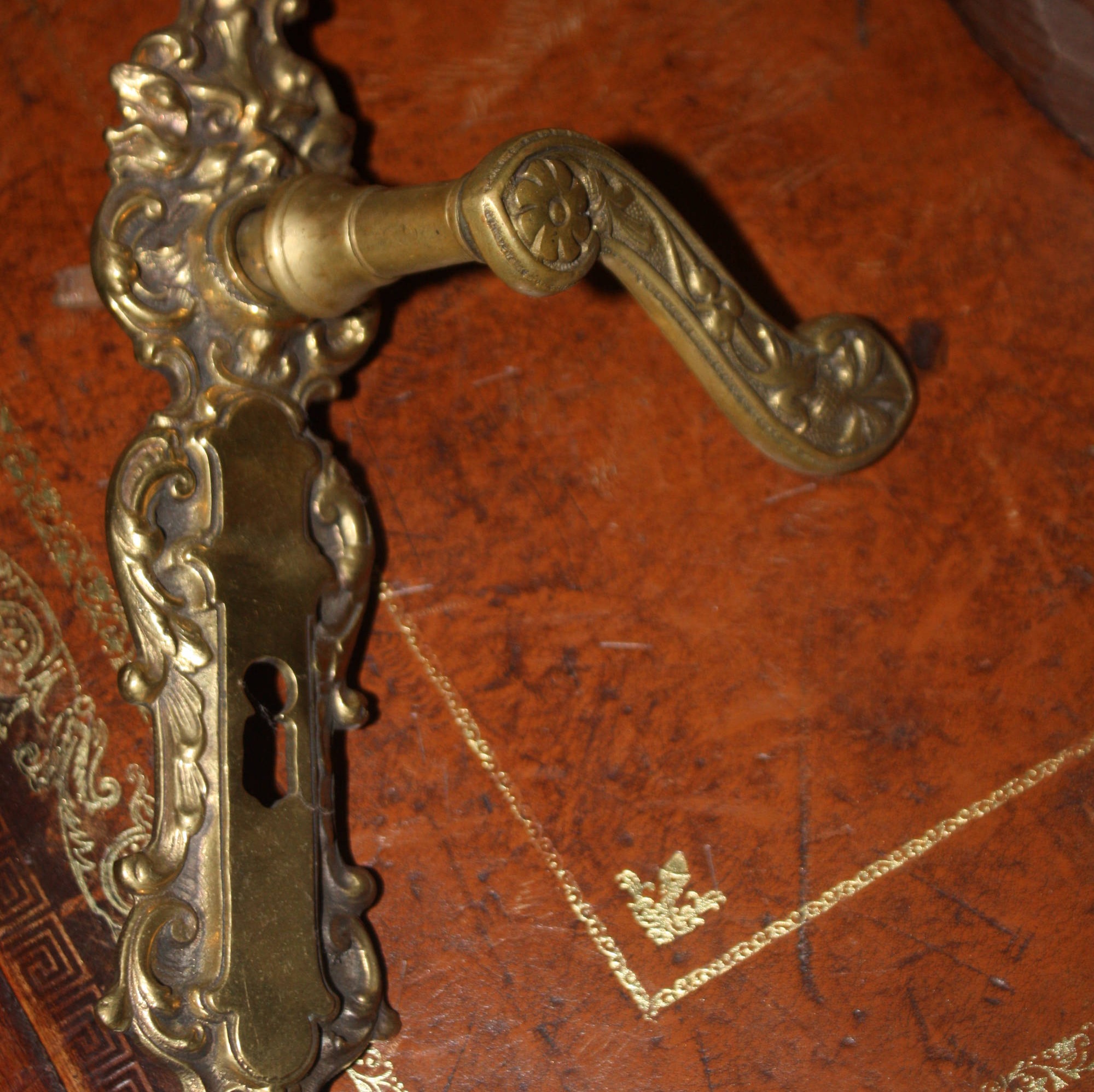 16 antike Messing Türklinken mit Türschildern