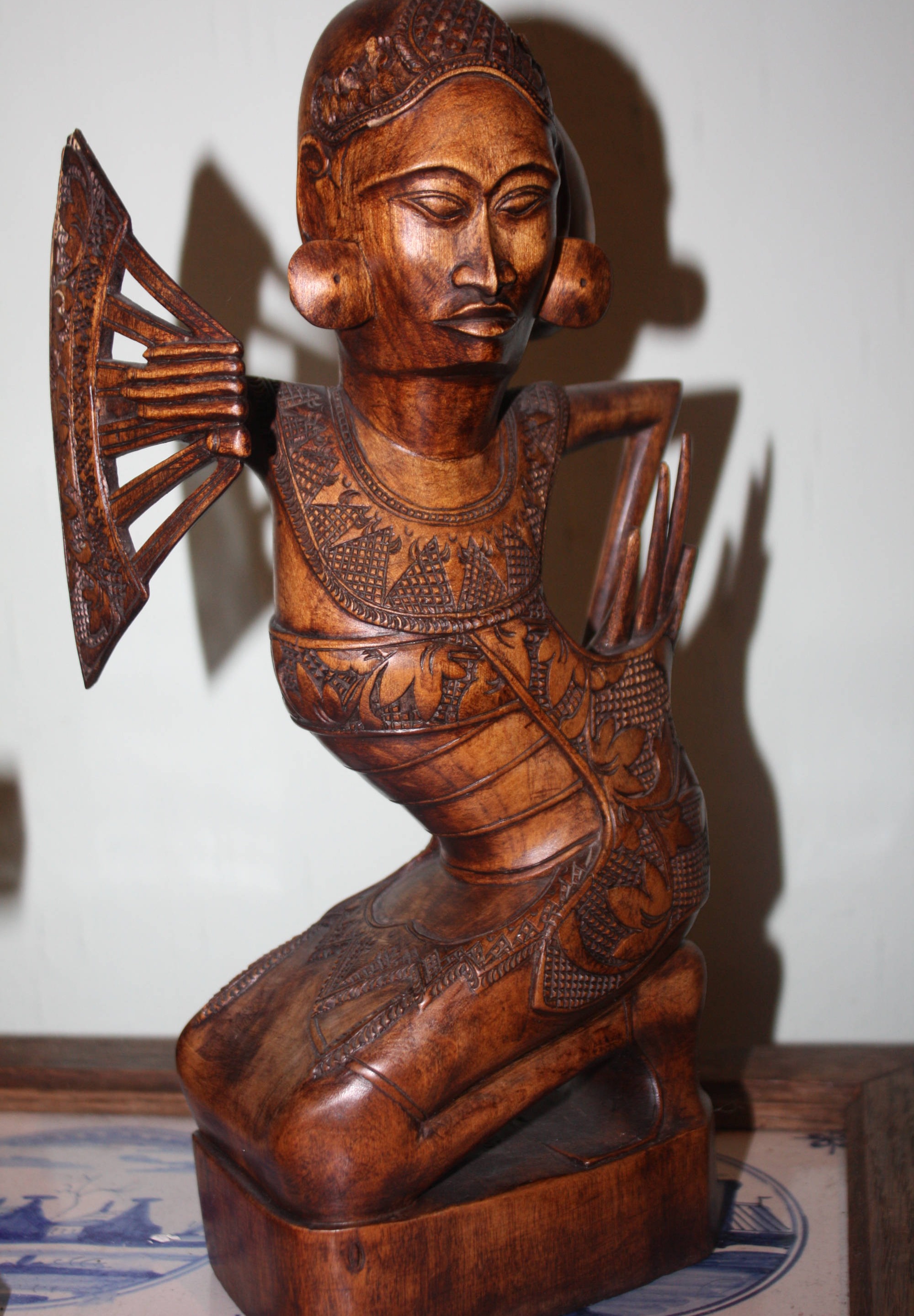 Ältere Holzfigur Tänzerin Bali Indonesien