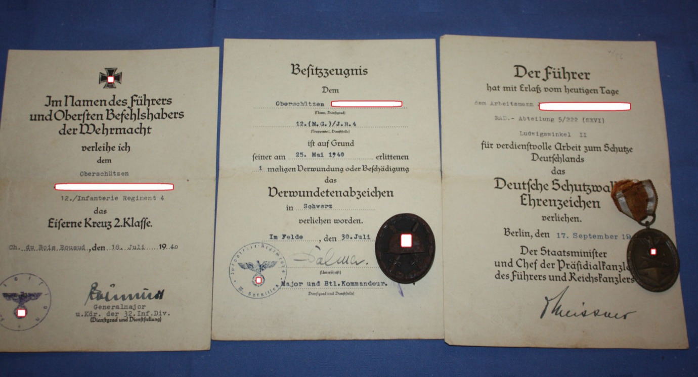 Kleine Dokumentengruppe eines Oberschützen, Verleihungsurkunden EK2, Verwundetenabzeichen in Schwarz, Schutzwallehrenzeichen