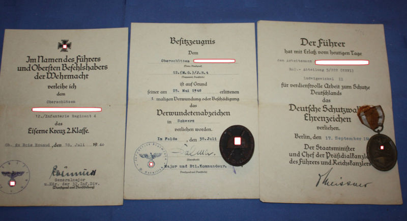 Kleine Dokumentengruppe eines Oberschützen, Verleihungsurkunden EK2, Verwundetenabzeichen in Schwarz, Schutzwallehrenzeichen