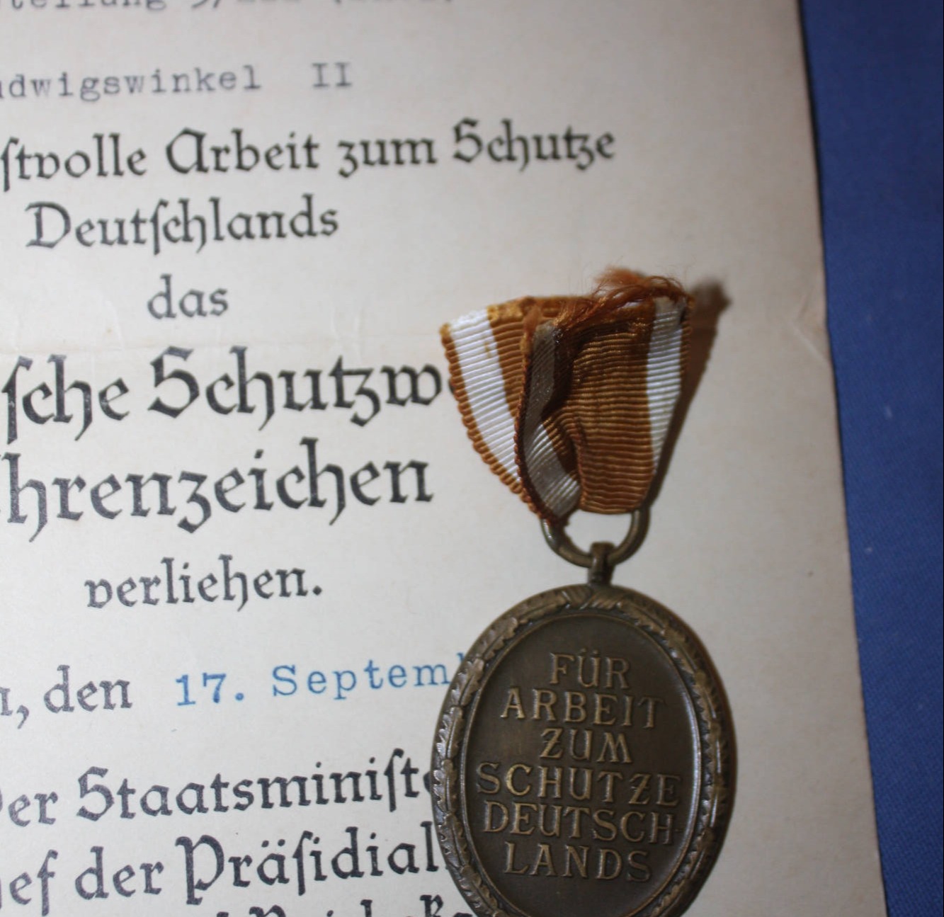 Kleine Dokumentengruppe eines Oberschützen, Verleihungsurkunden EK2, Verwundetenabzeichen in Schwarz, Schutzwallehrenzeichen