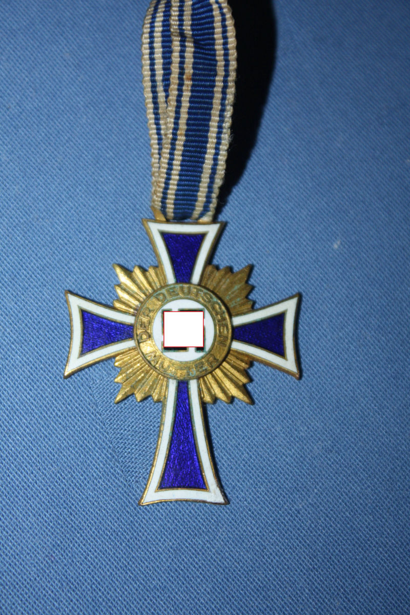 Mutterkreuz in Gold, mit Original Din-A4 Urkunde, 1. Stufe für 8 Kinder, mit blau-weissem Halsband, Emaille an der rechten unteren Ecke bestossen