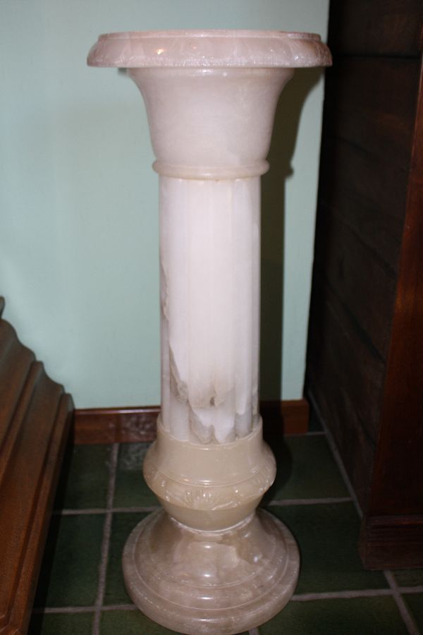 Große cremefarbene Alabaster Säule
