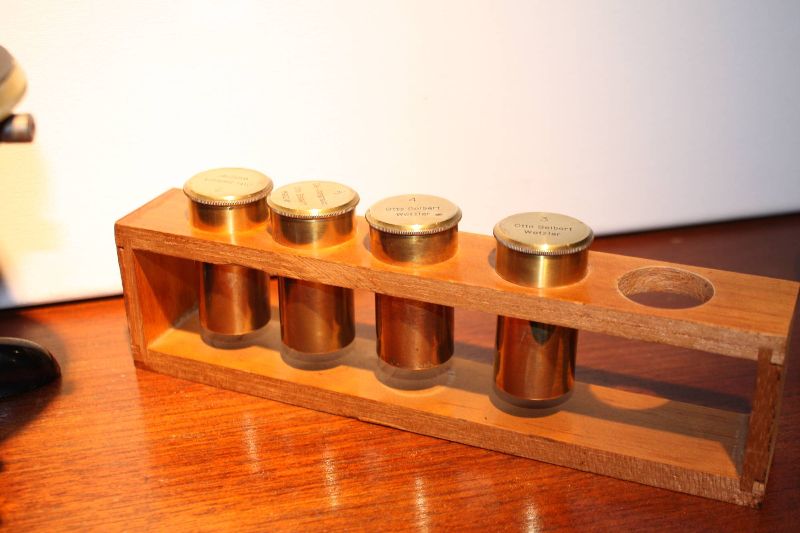 Mikroskop Otto Seibert Wetzlar, mit Okularen und Holzkasten,  Höhe: 33 cm