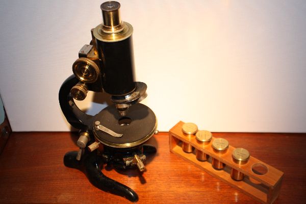 Mikroskop Otto Seibert Wetzlar, mit Okularen und Holzkasten,  Höhe: 33 cm