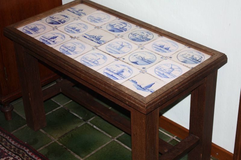 Fliesentisch mit 18 antiken Delfter Fliesen