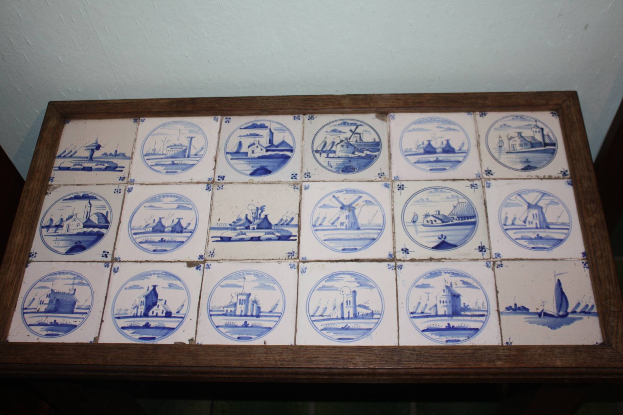 Fliesentisch mit 18 antiken Delfter Fliesen