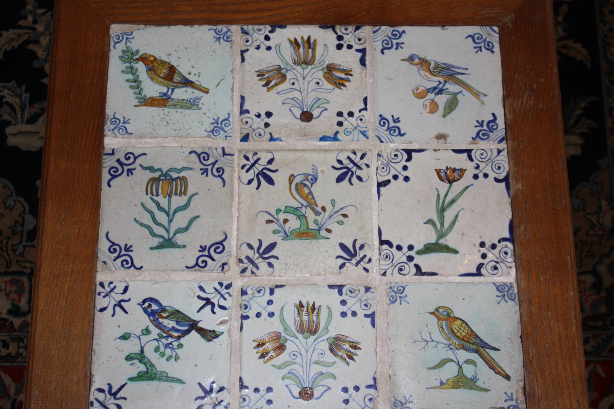 Tisch mit 9 antiken, polychromen Delfter Fliesen, 5 Vogel-,  4 Blumenmotive, 1. Hälfte 17. Jh.