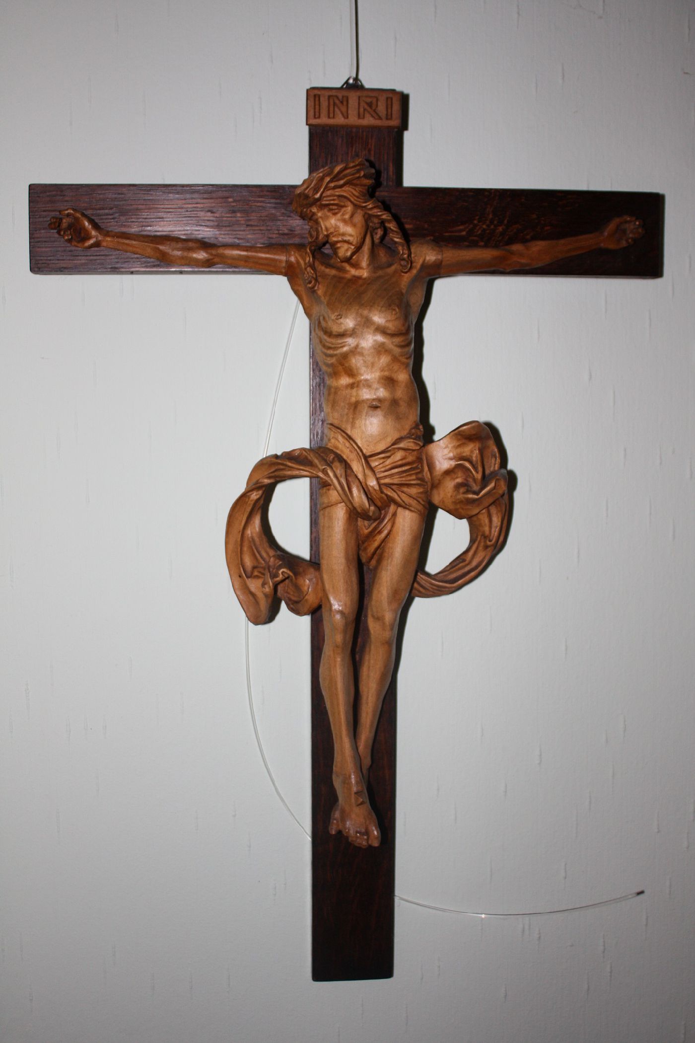 Holzkreuz, Wandkreuz mit Jesus, um 1900 geschnitzt