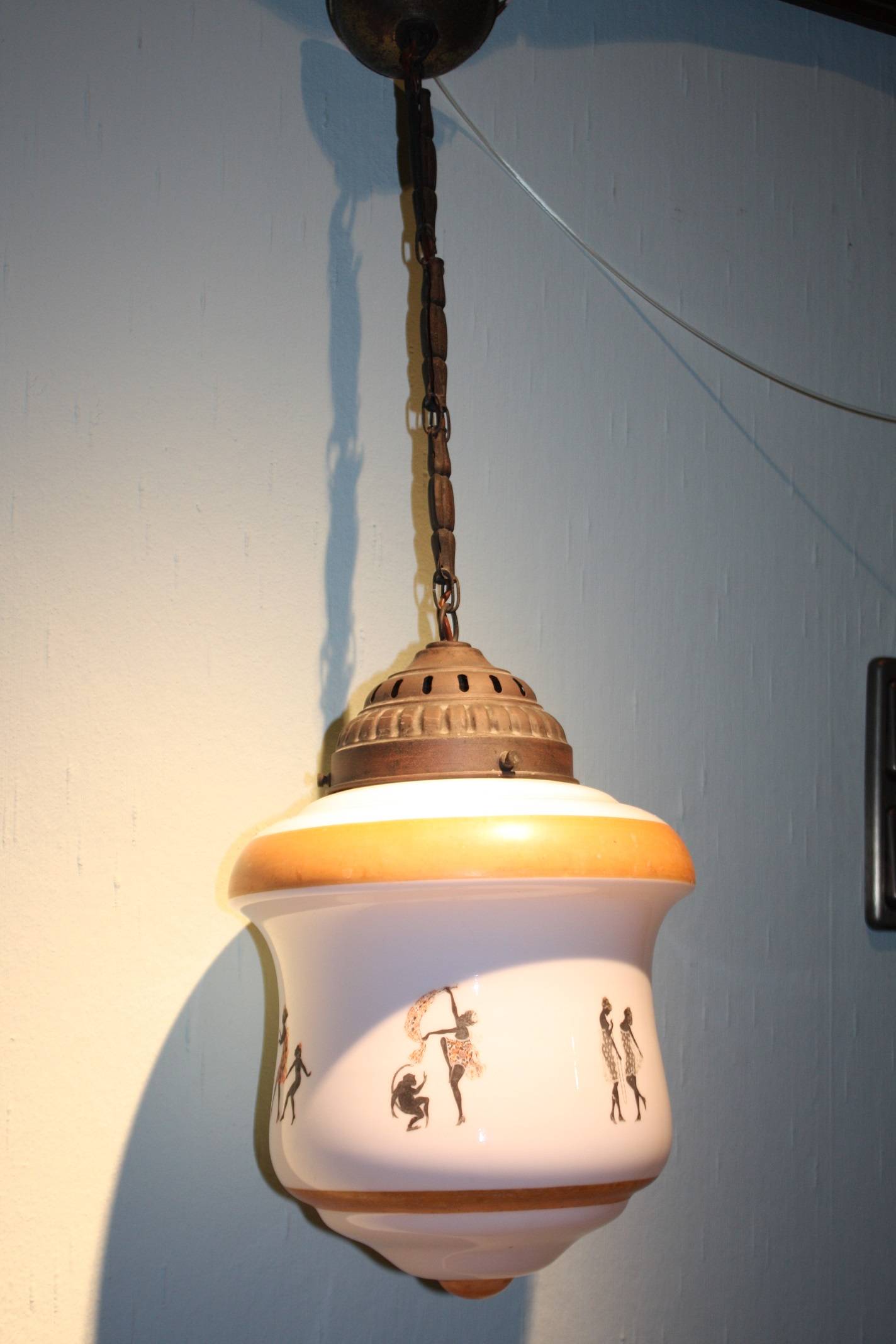 Jugendstil Deckenlampe, weisser Glasschirm mit aufgemaltem Dekor