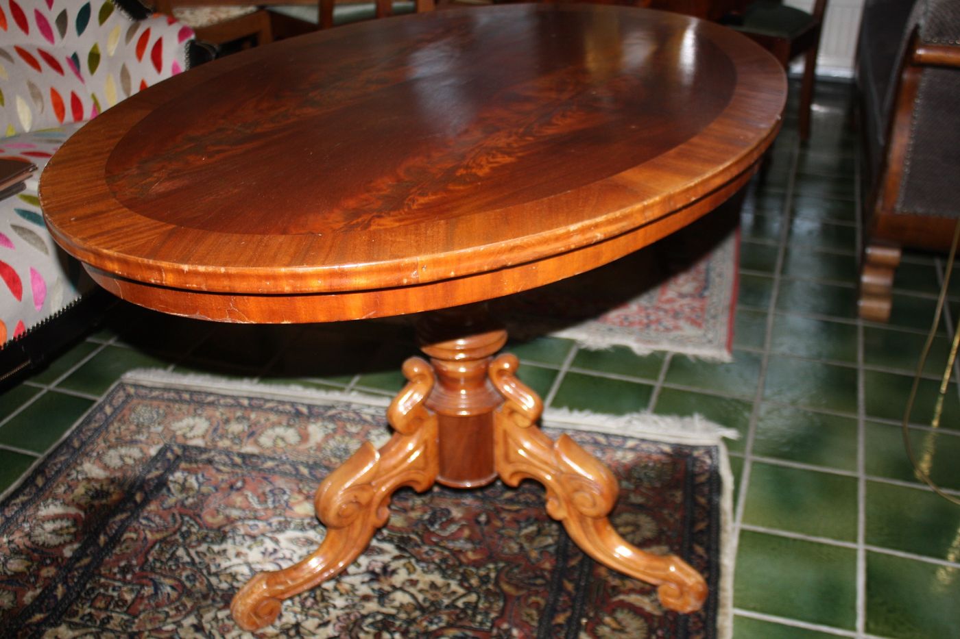 Antiker ovaler Tisch, Nussbaum, furniert, Spätbiedermeier